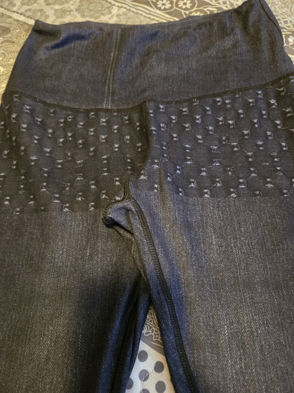 High-Waist Black Leggings with Multicolor Geometric Cuff - Picture 7 of 9
